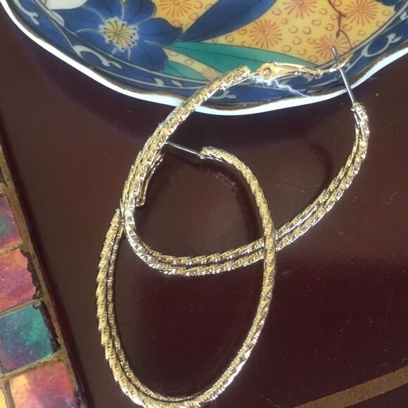 NWOT Gold Tone Twisted Double Oval Hoop Earrings - Picture 1 of 6